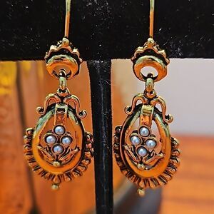 NWOT  Gold and faux pearl lightweight dangle earrings